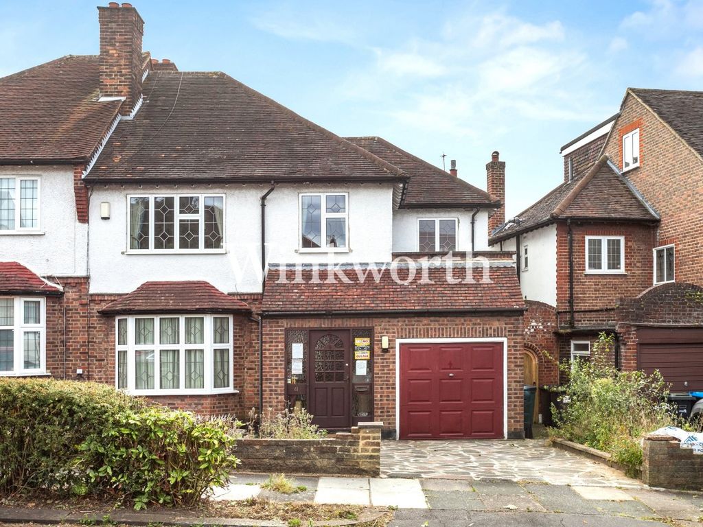 3 bed semidetached house for sale in Forestdale, London N14, £999,995