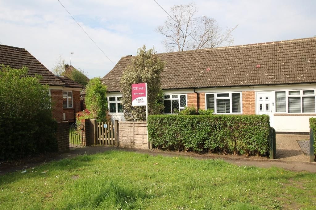 2 bed bungalow for sale in Leach Grove, Leatherhead KT222 KT22 Zoopla