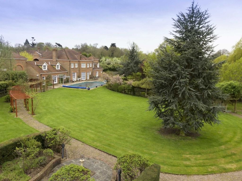 6 bed linkdetached house for sale in Northaw Place, Coopers Lane