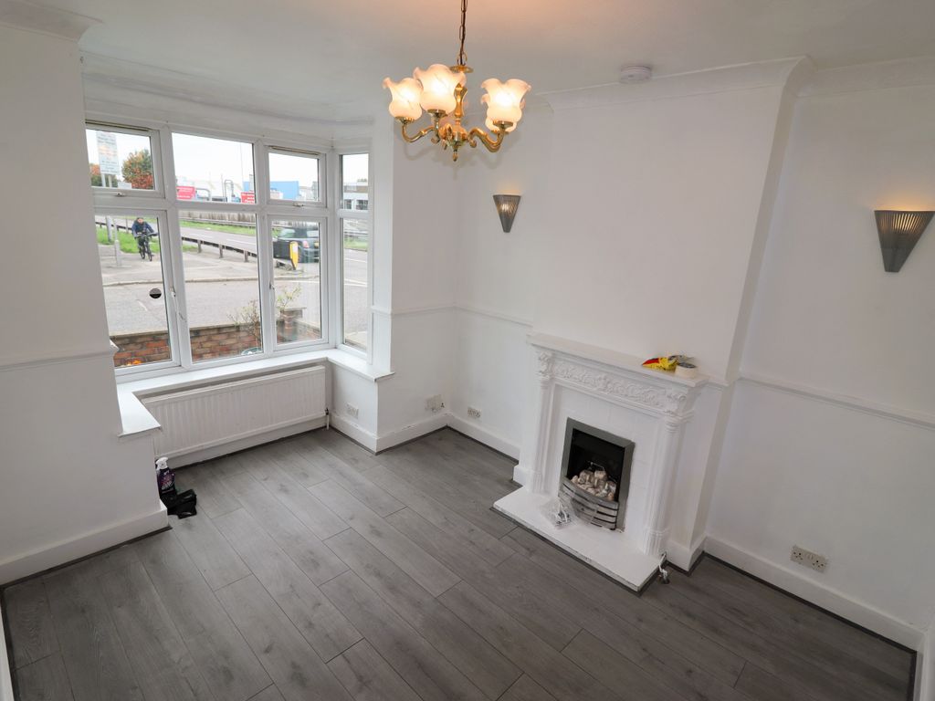 3 bed end terrace house for sale in Hainault Road, Romford RM5, £