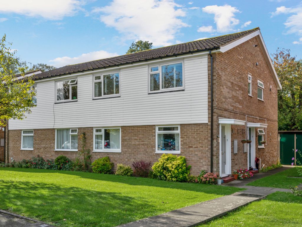 2 bed flat for sale in Warwick Gardens, Thames Ditton, Surrey KT7, £