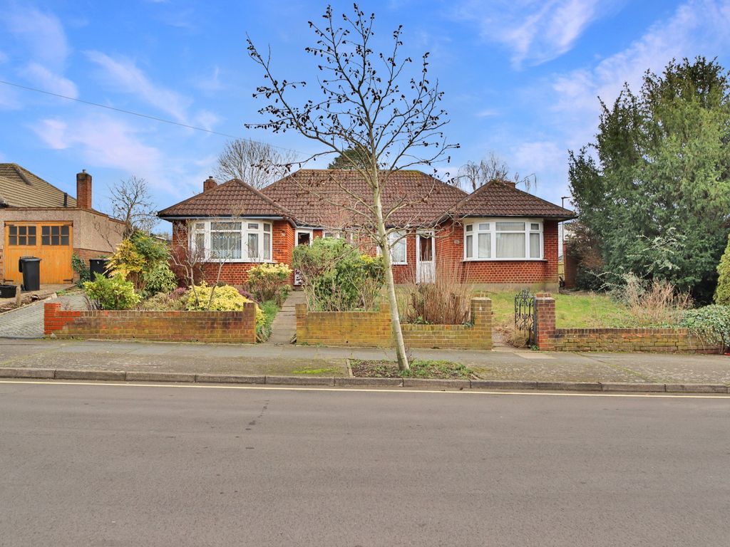2 bed semidetached bungalow for sale in Downs Avenue, Chislehurst
