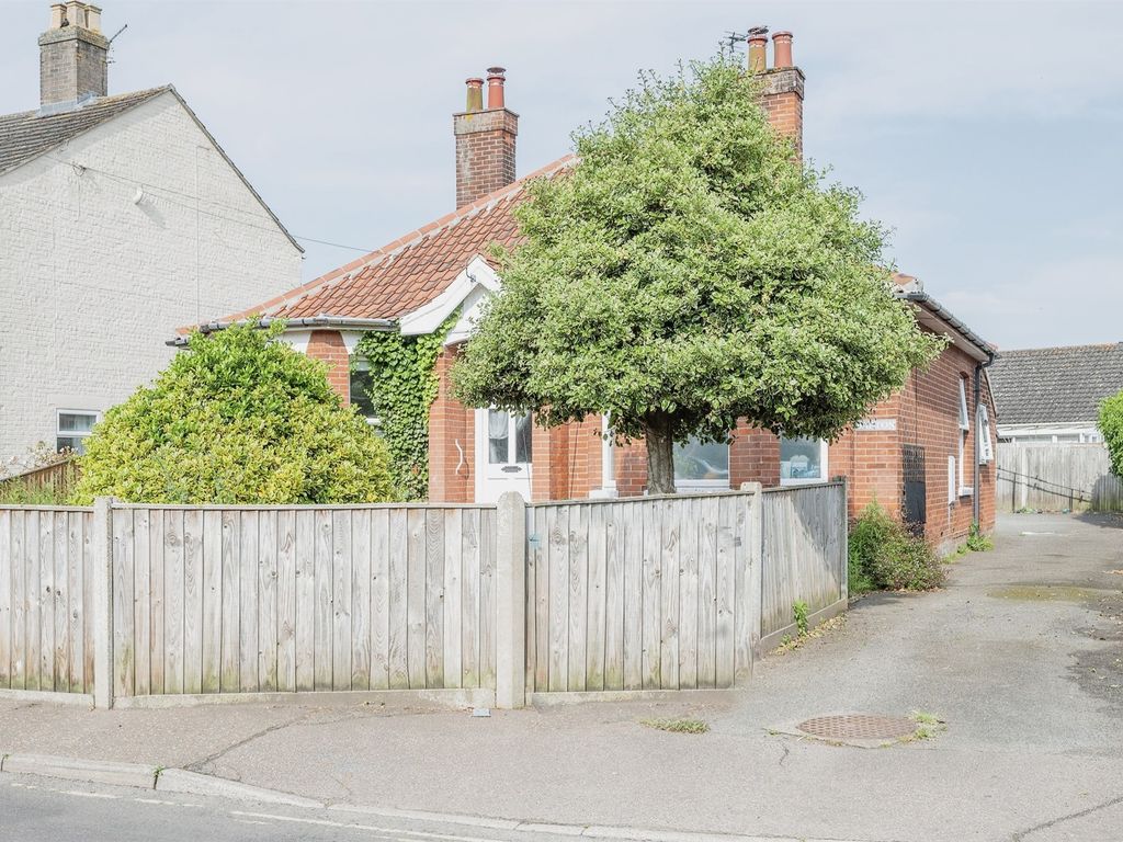 3 bed detached bungalow for sale in St. Johns Road, Stalham, Norwich