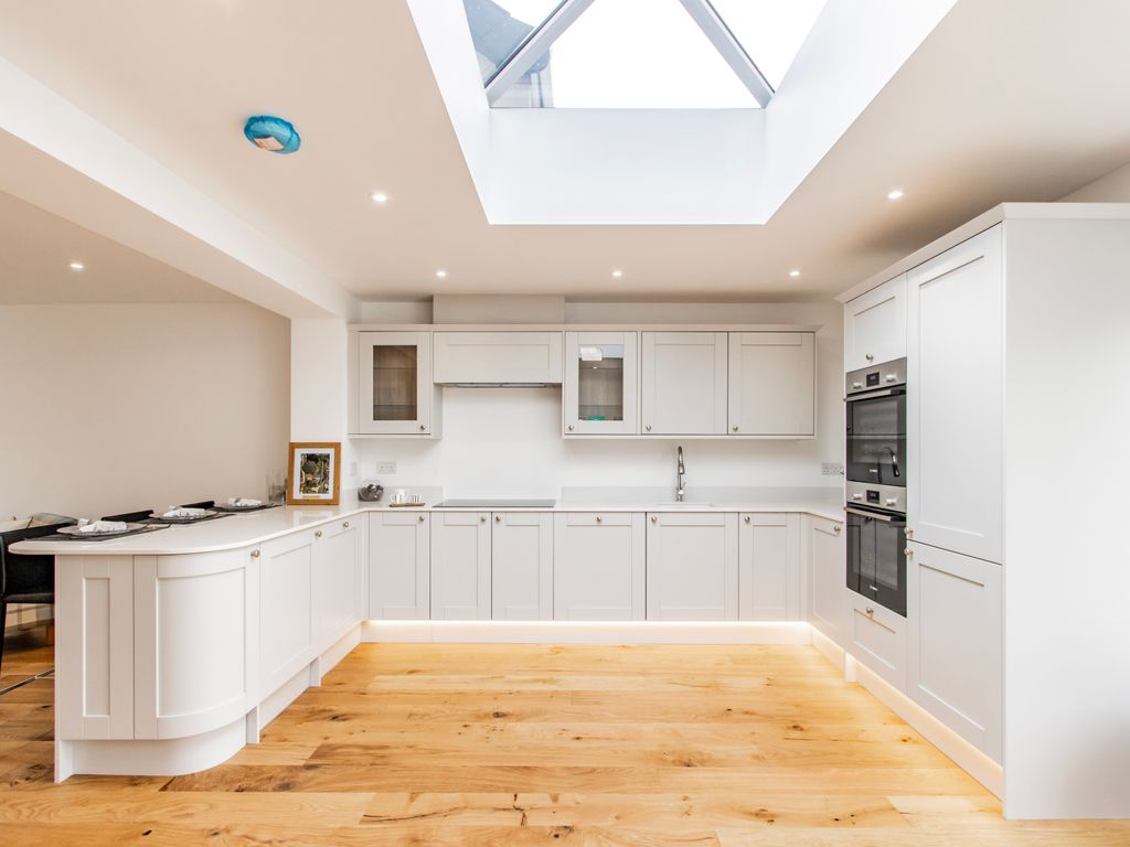 3 bed semidetached house for sale in The Street, Poringland, Norwich