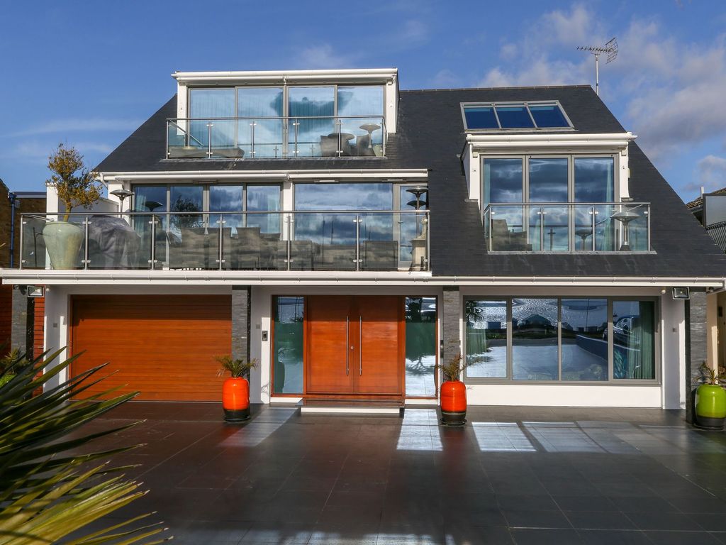 5 bed detached house for sale in Thorpe Bay Gardens, Thorpe Bay SS1 Zoopla