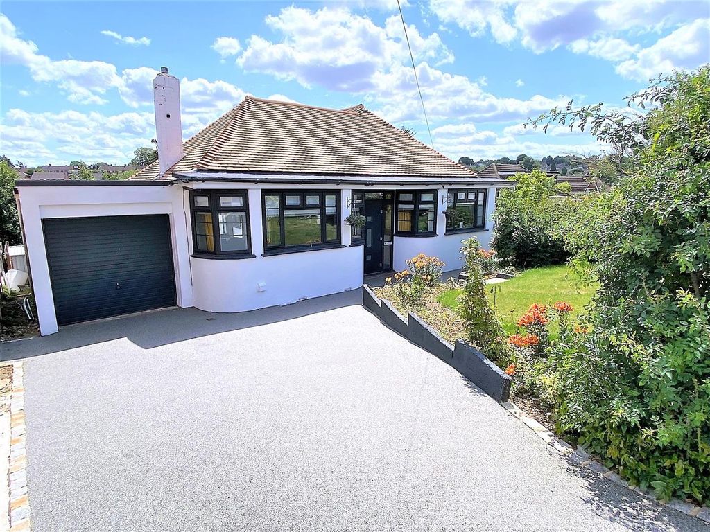 4 bed detached bungalow for sale in Watson Avenue, Chatham ME5, £