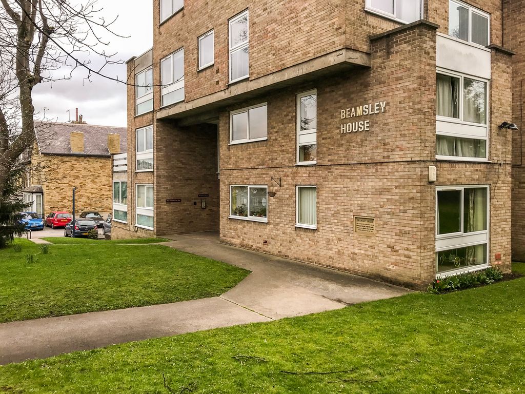 2 bed flat to rent in Beamsley House, Bradford BD18, £700 pcm Zoopla