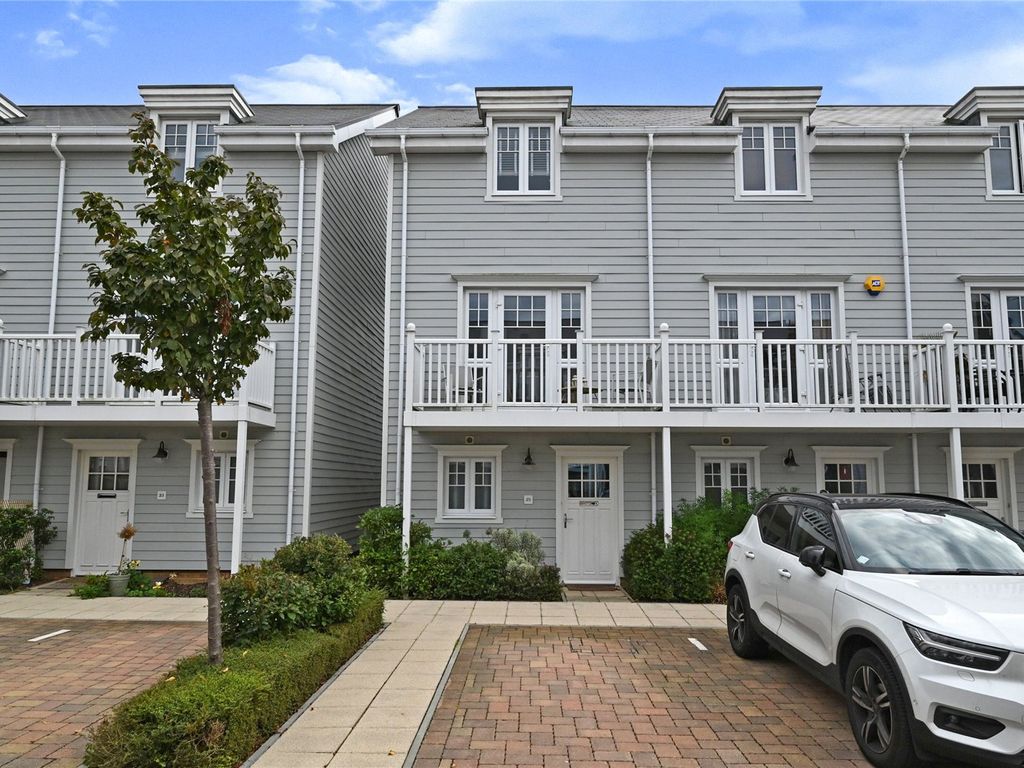 3 bed mews house for sale in Champlain Street, Green Park, Reading RG2