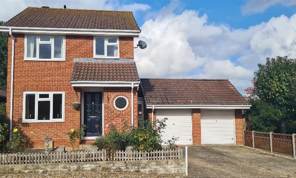 3 bed detached house for sale in Burgess Gardens, Newport Pagnell MK16