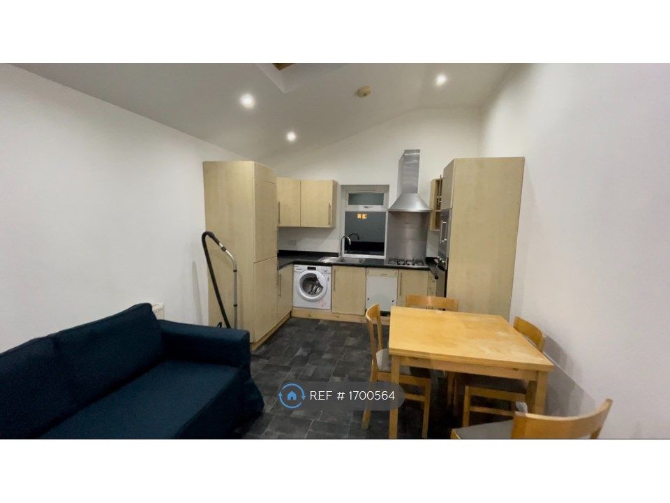 2 bed flat to rent in Harcourt Road, London E15 Zoopla