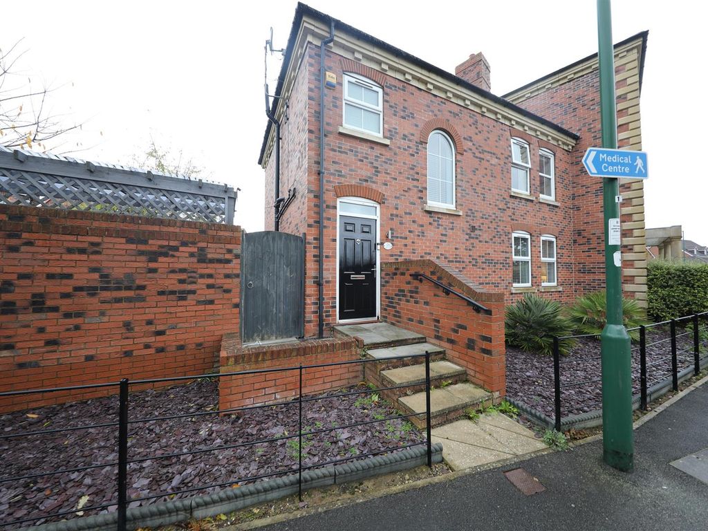 3 bed semidetached house for sale in Shinewater Park, Kingswood, Hull