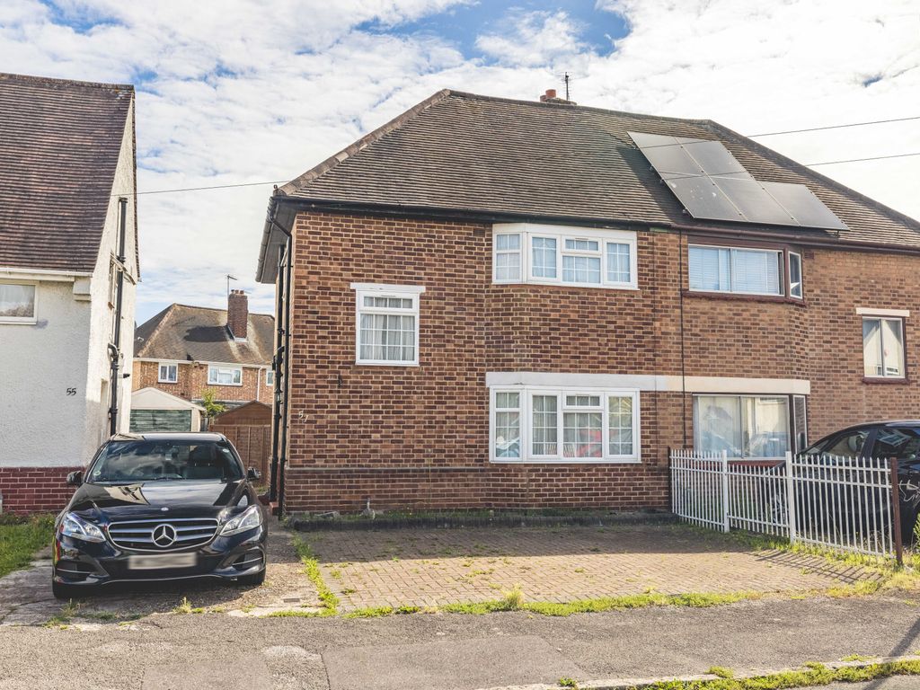 3 bed property to rent in St. Crescent, Cippenham, Slough SL1