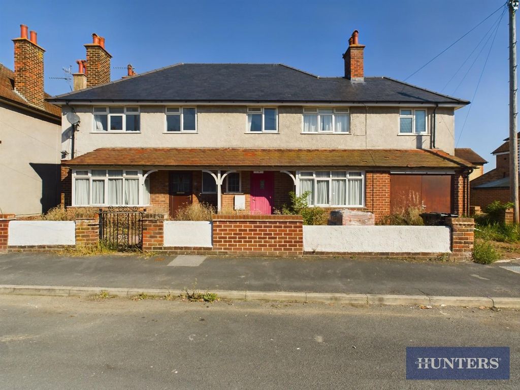 6 bed property for sale in The Croft, Filey, North Yorkshire YO14, £300,000 Zoopla