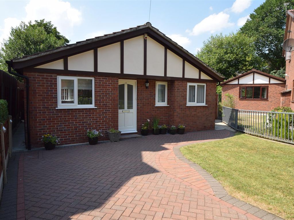 2 bed detached bungalow to rent in Beech Avenue, Cale Green, Stockport