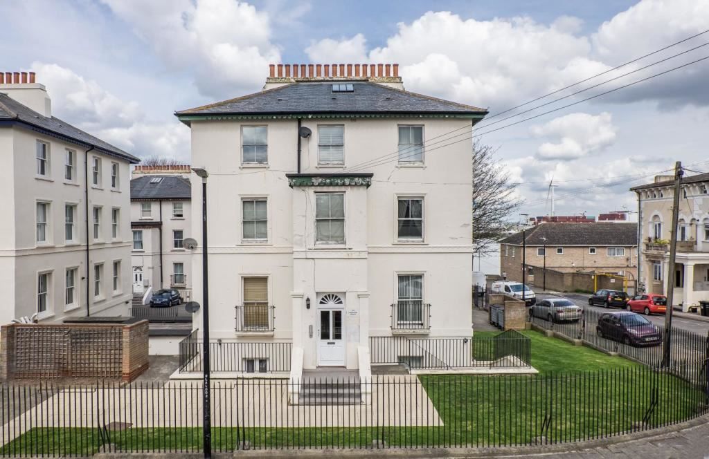 2 bed flat for sale in Lansdowne Square, Gravesend DA11 Zoopla
