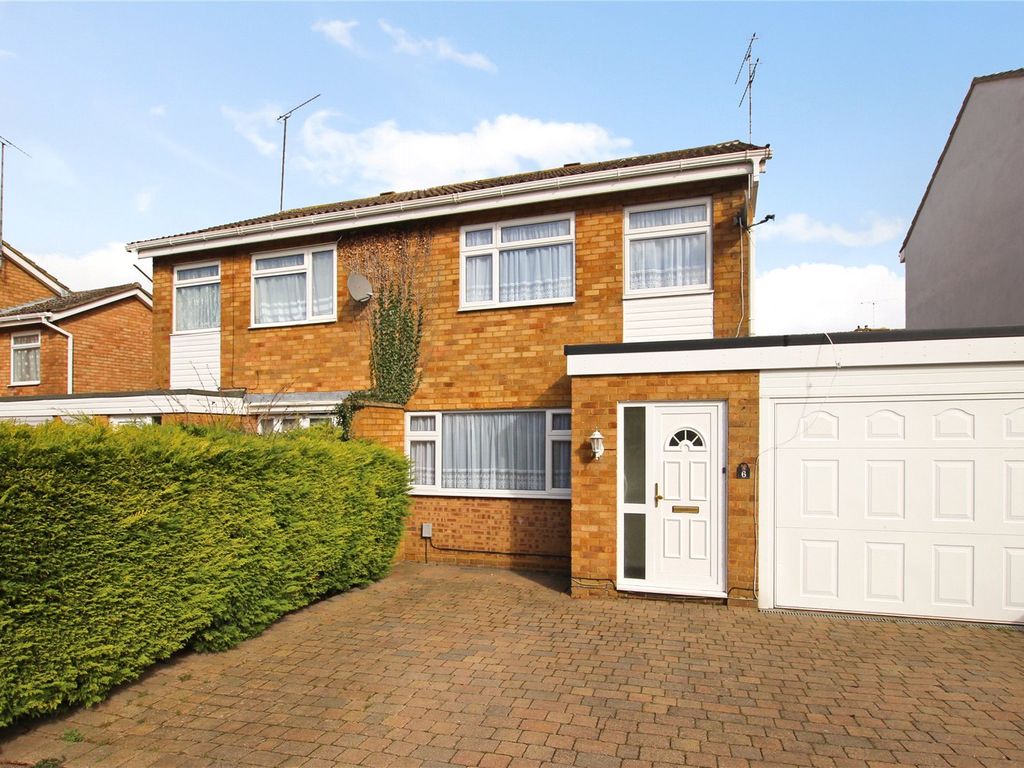 3 bed end terrace house to rent in Burges Close, Dunstable LU6, £1,600