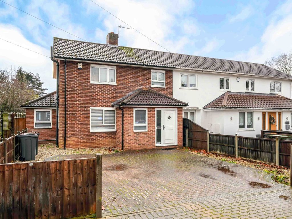 3 bed semidetached house to rent in Fairmead, Bromley BR1, £2,250 pcm