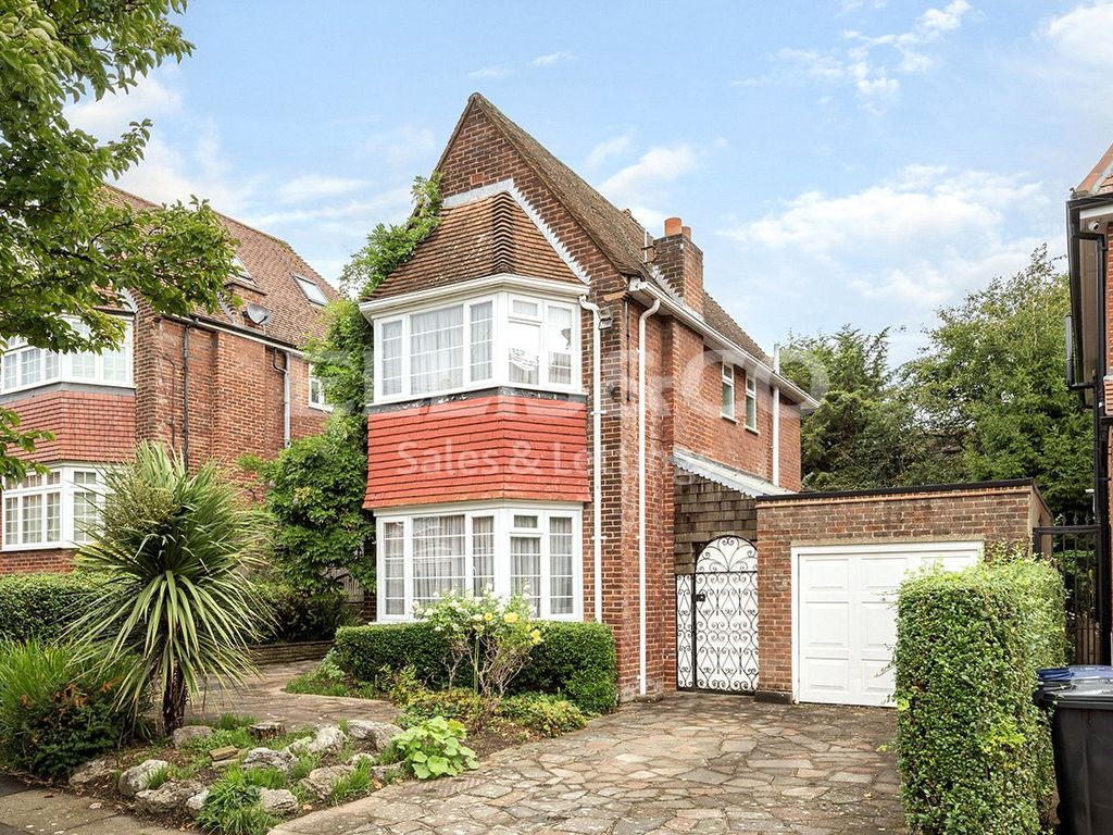 3 bed detached house for sale in Sunnyfield, Mill Hill, London NW7, £