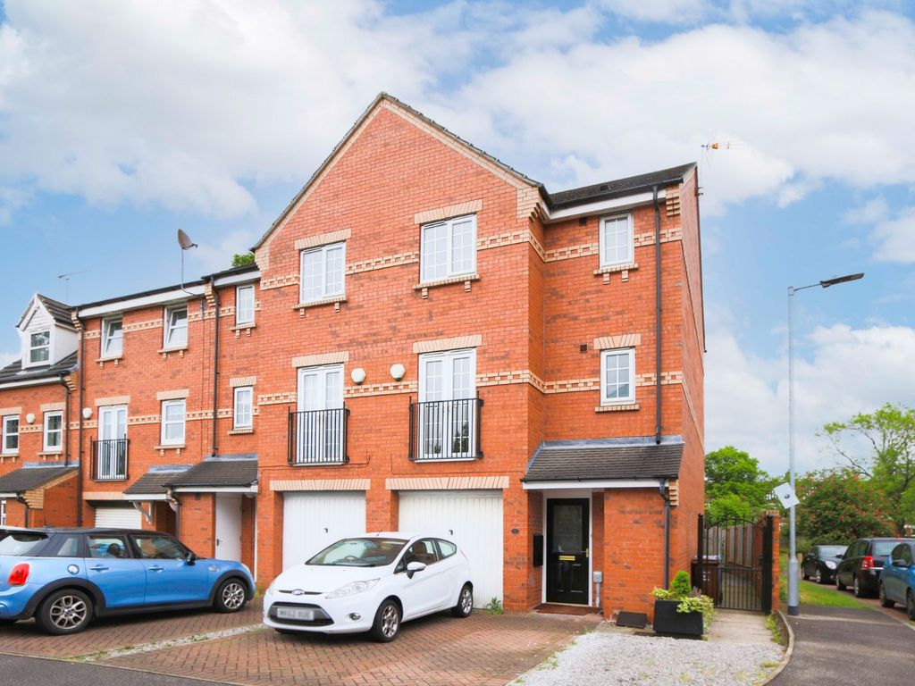 4 bed end terrace house for sale in Philip Larkin Close, Hull, East