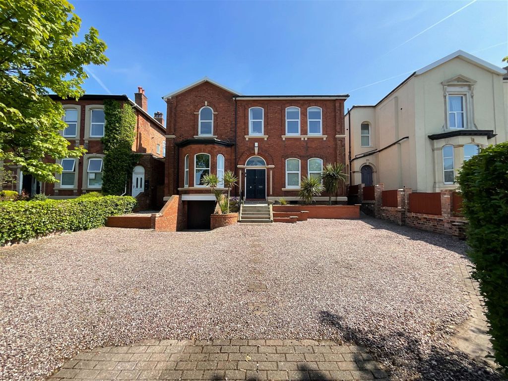 6 bed detached house for sale in Albert Road, Southport PR9, £625,000
