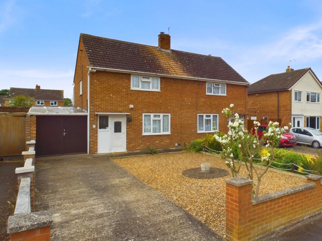 3 bed semidetached house for sale in Russell Way, Leighton Buzzard LU7