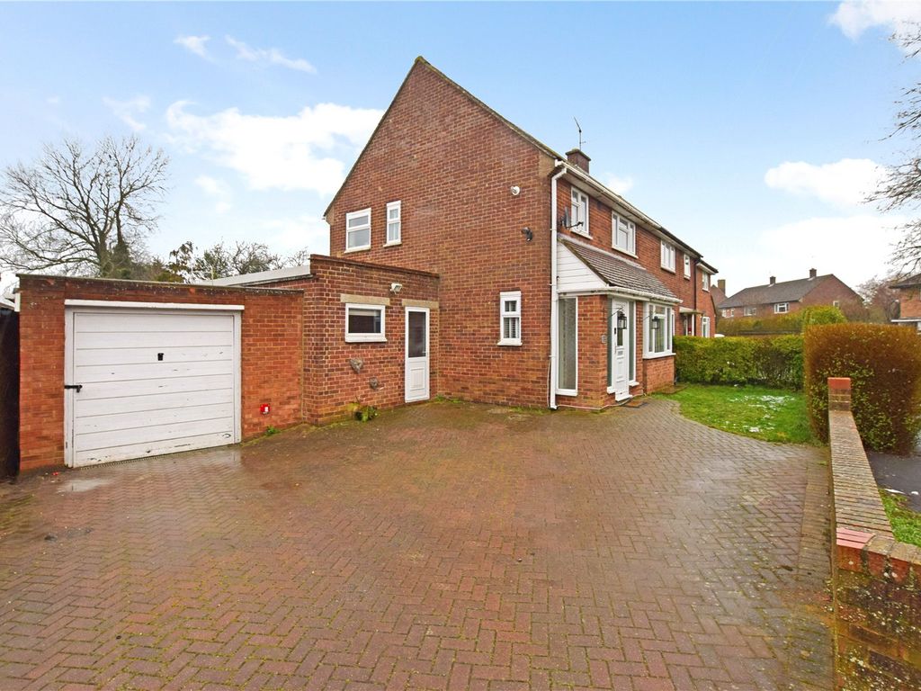 4 bed semidetached house for sale in Bradford Way, Toddington