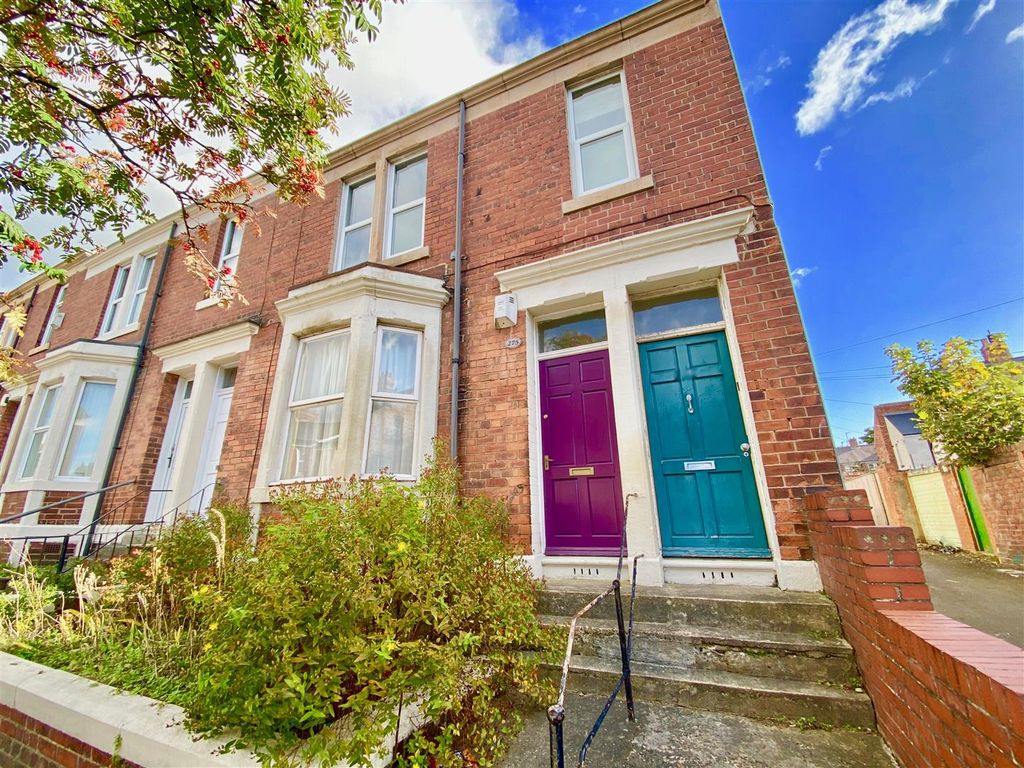 3 bed flat to rent in Windsor Avenue, Bensham, Gateshead NE8, £695 pcm