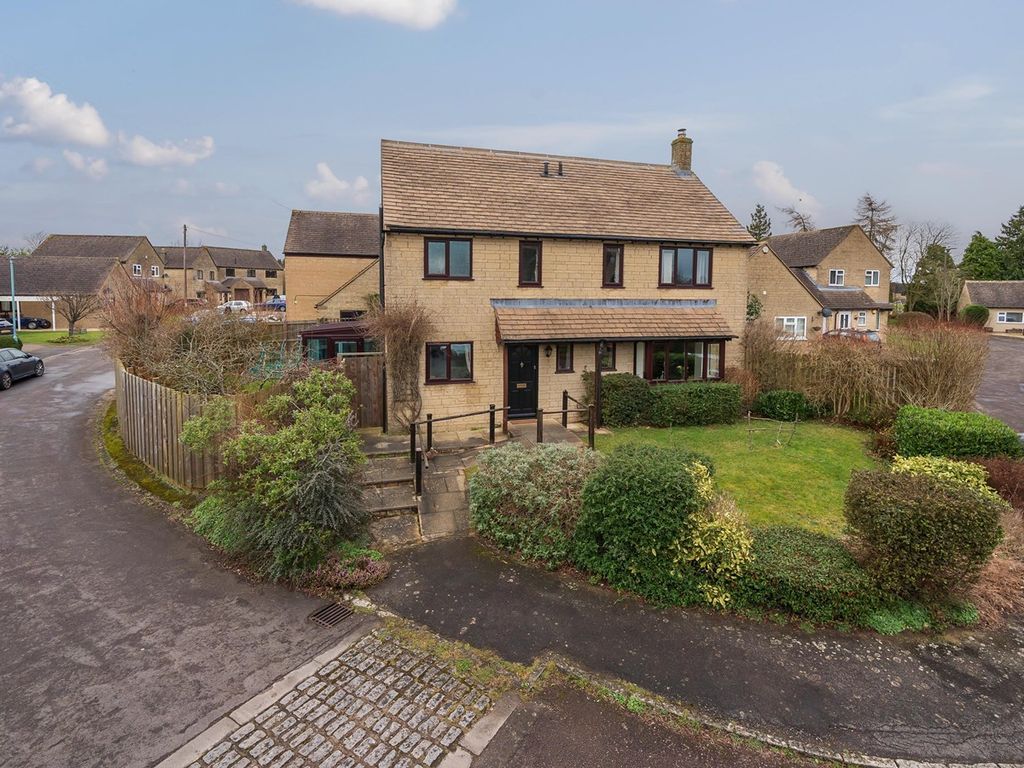 4 bed detached house for sale in Munday Close, Bussage, Stroud GL6, £
