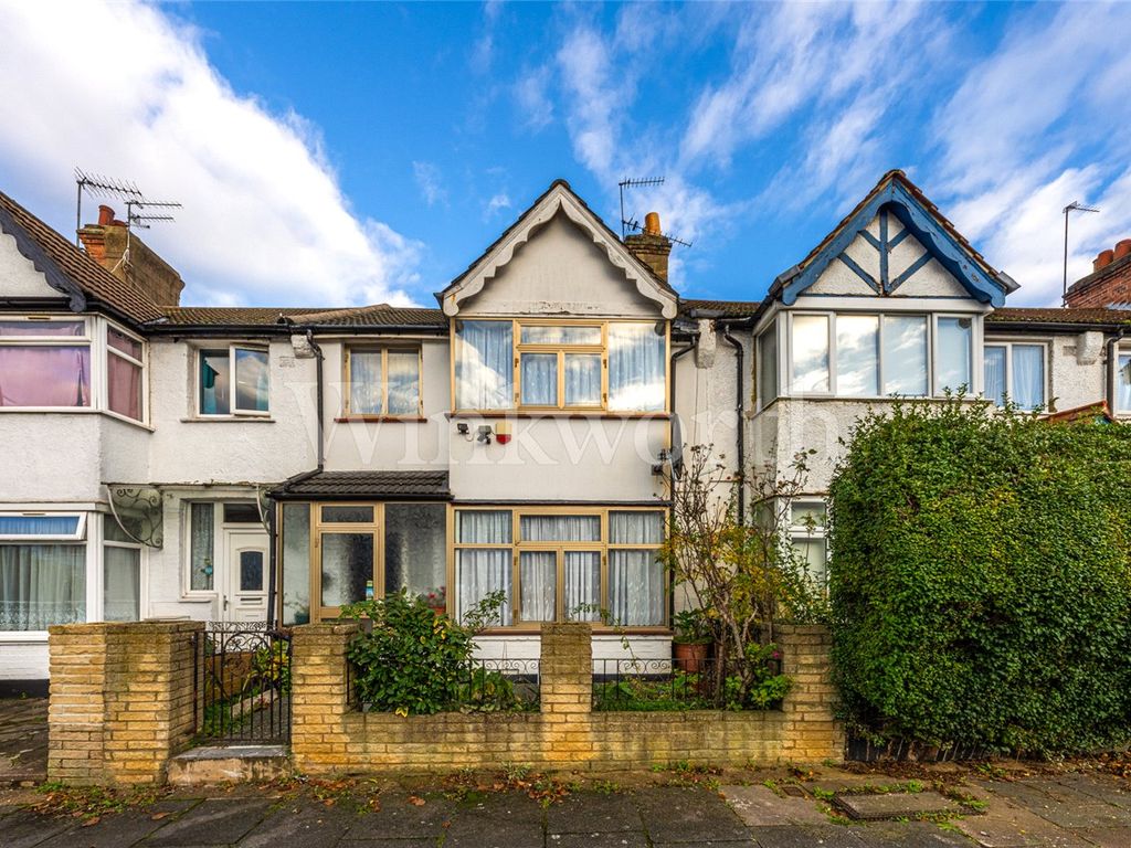 4 bed terraced house for sale in Hamilton Road, London NW11, £735,000