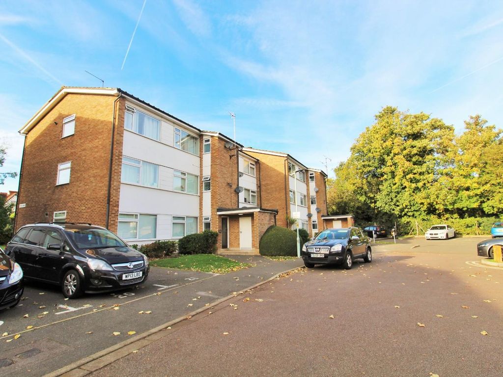 2 bed flat to rent in High Road, Broxbourne EN10, £1,250 pcm Zoopla