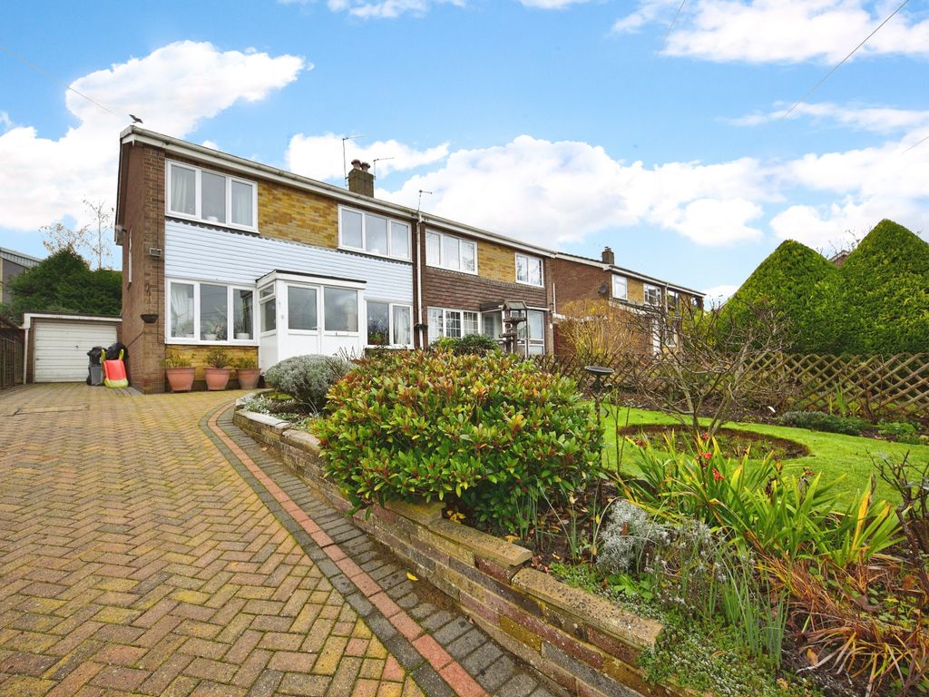 3 bed semidetached house for sale in Bell Meadow, Maidstone, Kent ME15