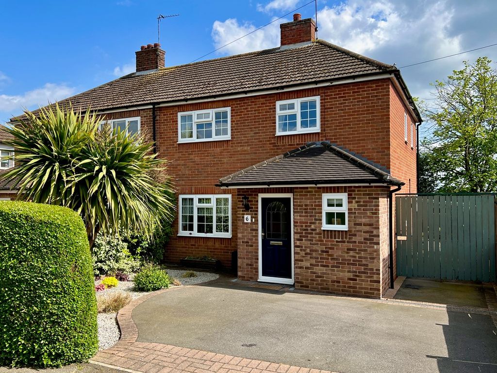 3 bed semidetached house for sale in Meadow Road, Rettendon Common