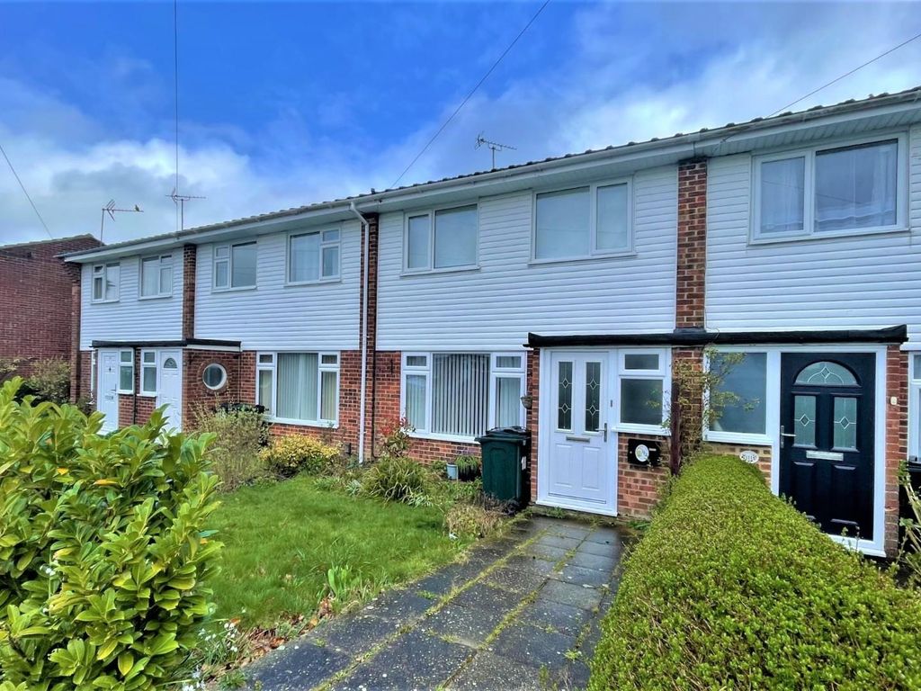 3 bed terraced house for sale in Rylands Road, Kennington, Ashford