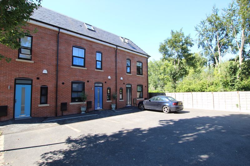 3 bed terraced house to rent in Poplar Grove, Urmston, Trafford M41