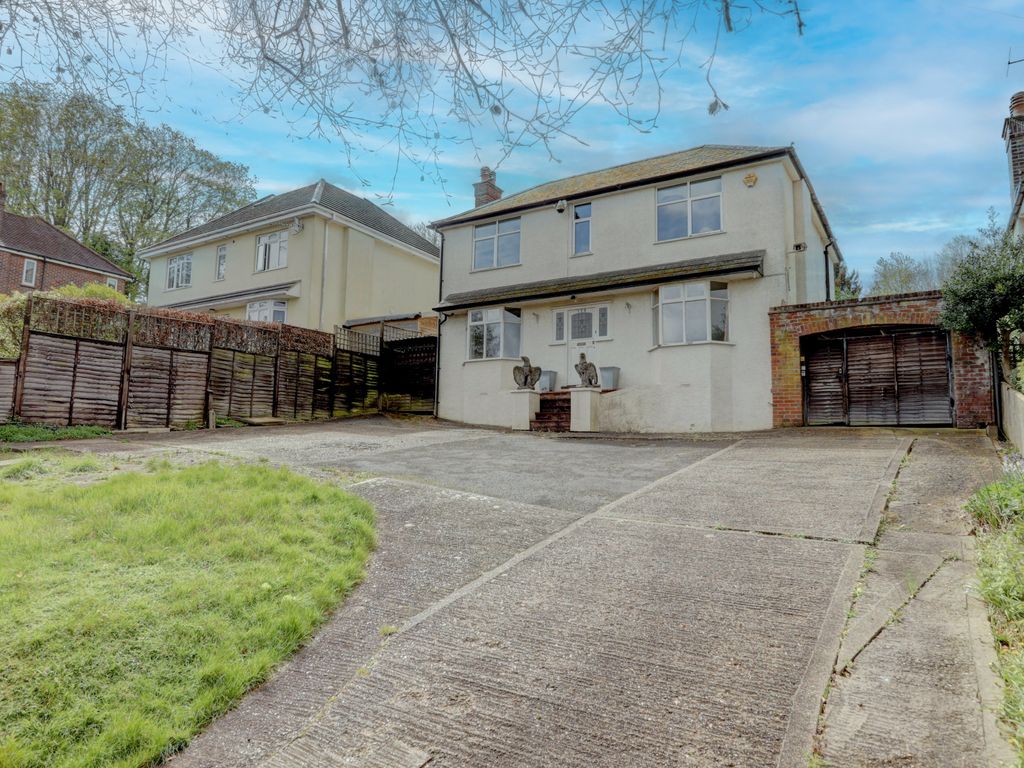 4 bed detached house for sale in Dashwood Avenue, High Buckinghamshire HP12, £500,000