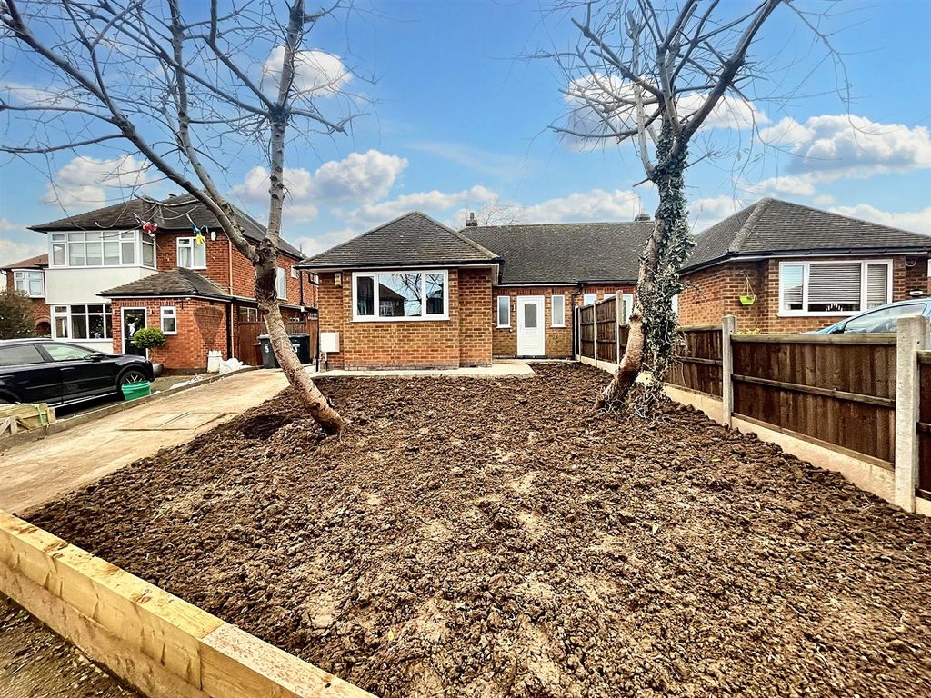 2 bed semidetached bungalow for sale in Lynton Gardens, Arnold