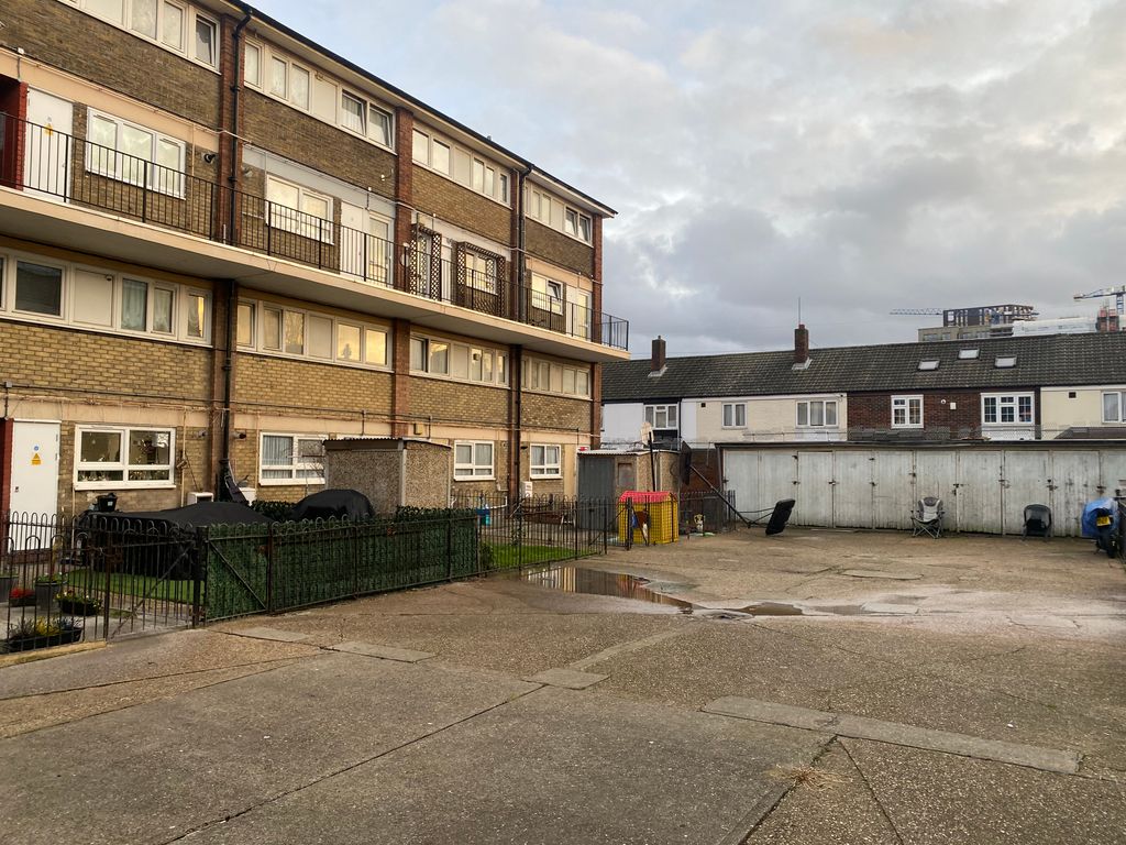 3 bed for sale in Hooper Road, London E16 Zoopla