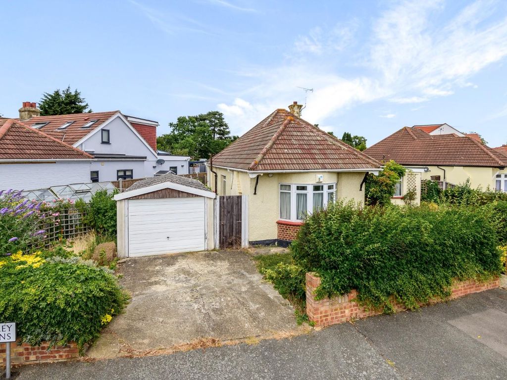 3 bed detached bungalow for sale in Beverley Gardens, Hornchurch RM11