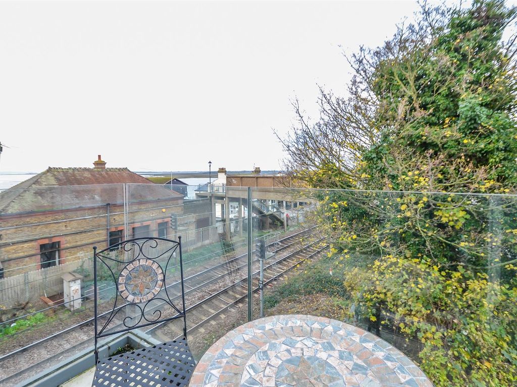 1 bed flat to rent in Bell Sands, LeighOnSea SS9, £1,600 pcm Zoopla