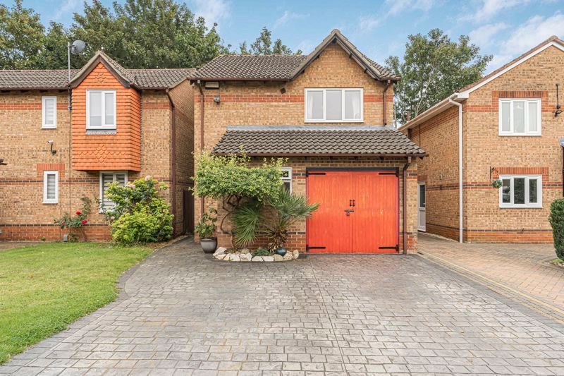 3 bed detached house for sale in Pine Close, Bicester OX26, £375,000