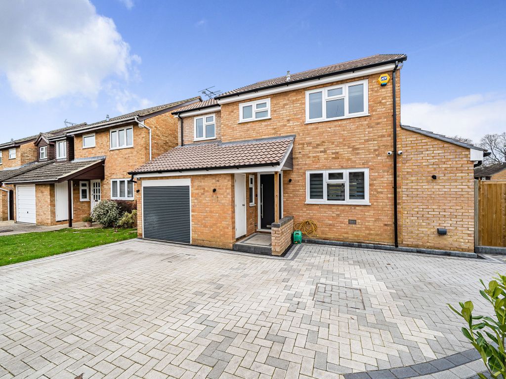 4 bed detached house for sale in Westmead, Horsell, Woking GU21, £
