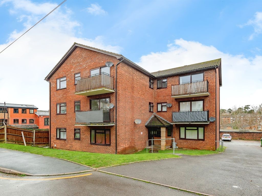 2 bed flat for sale in Oakdene Road, Redhill RH1, £285,000 Zoopla