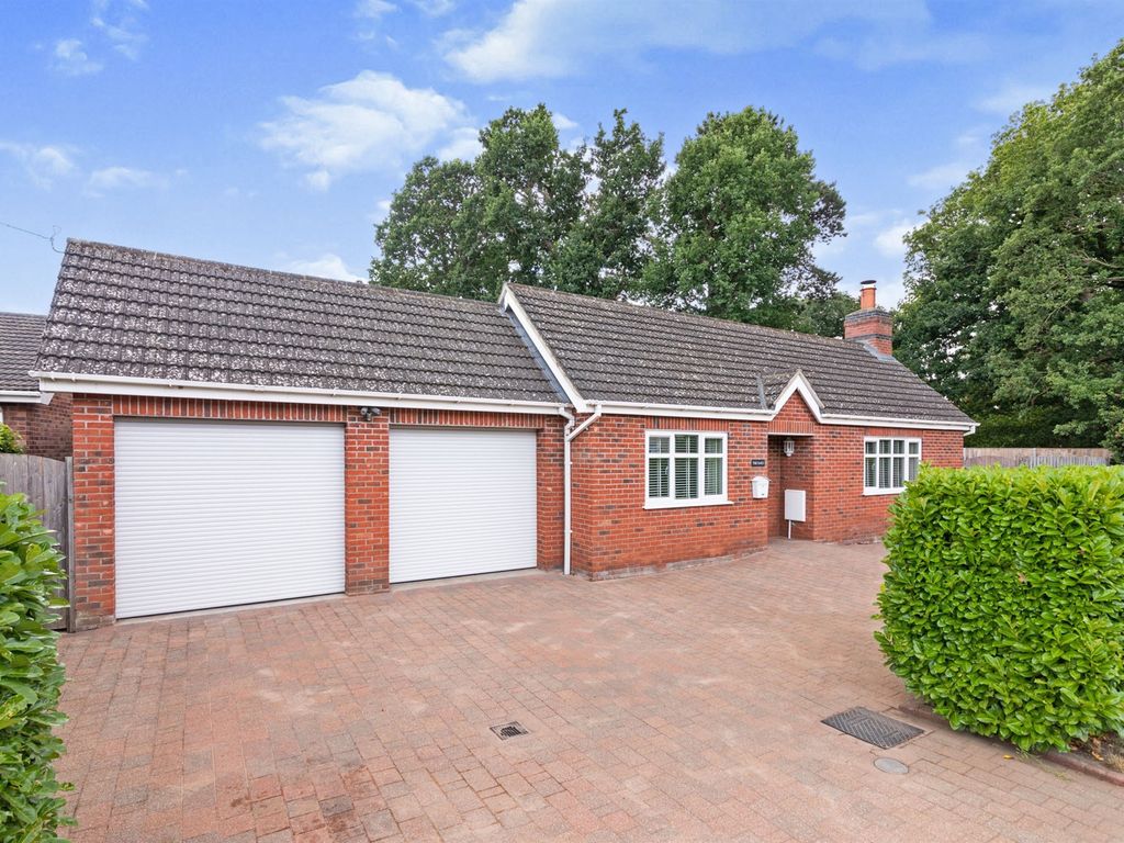 3 bed detached bungalow for sale in Yarmouth Road, Ellingham, Bungay