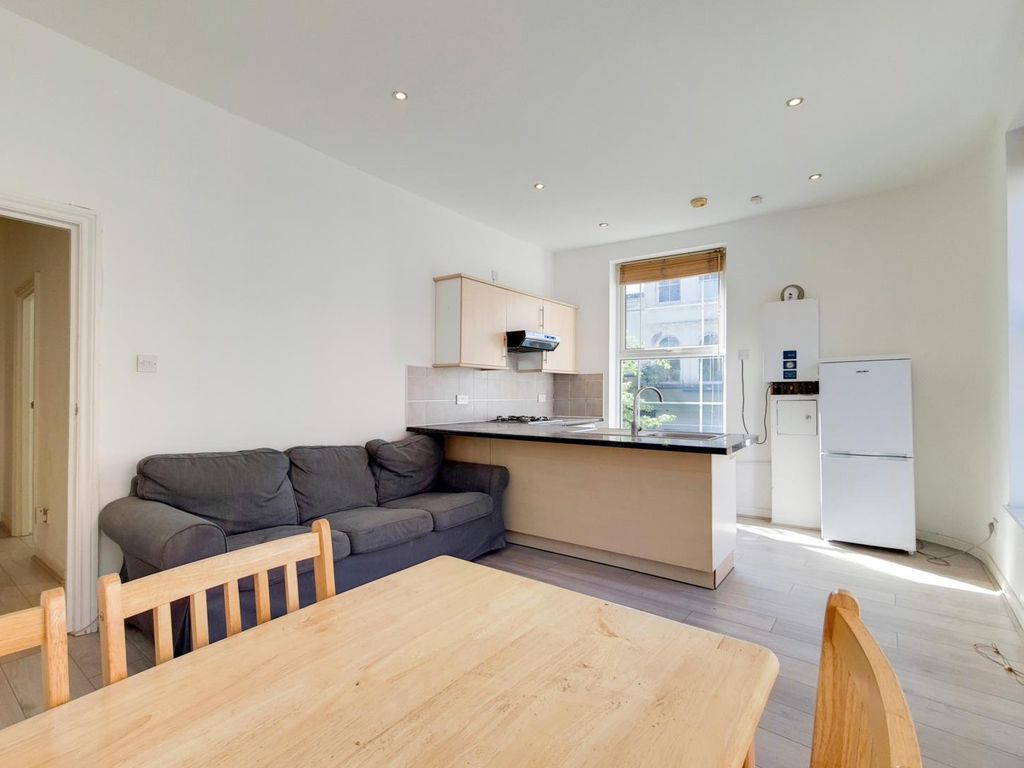 1 bed flat to rent in Times Square, High Street, Sutton SM1, £1,200 pcm