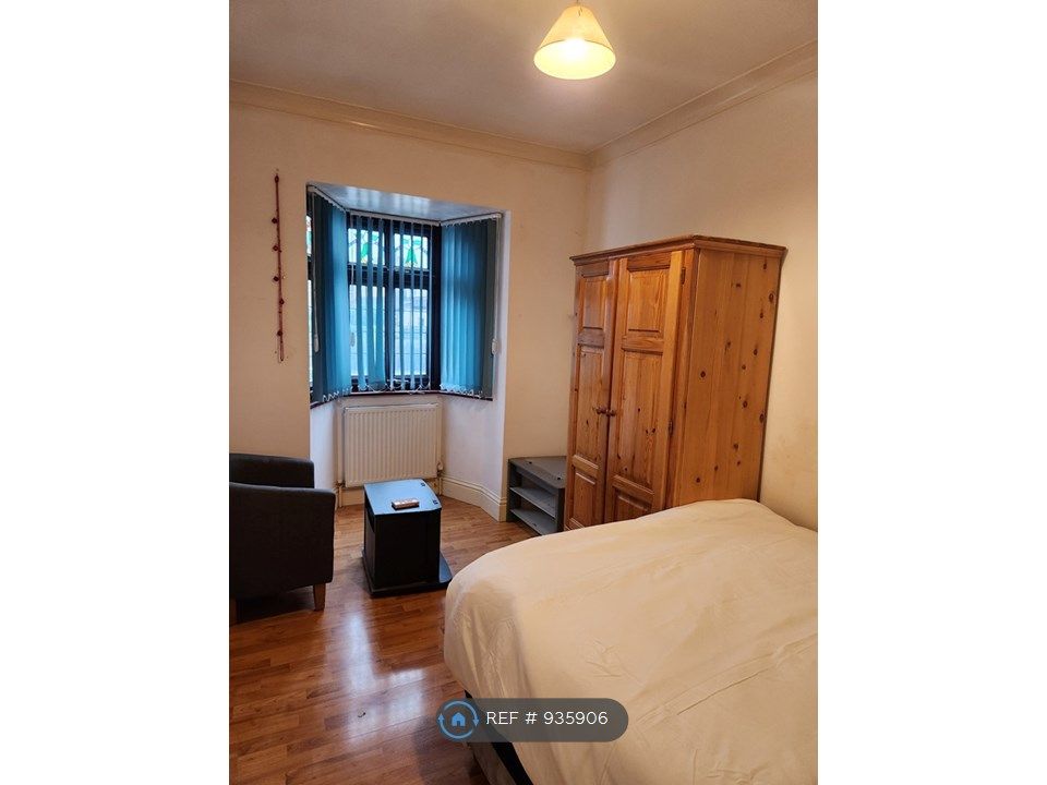 Room to rent in Eastern Avenue, Ilford IG4, £650 pcm Zoopla