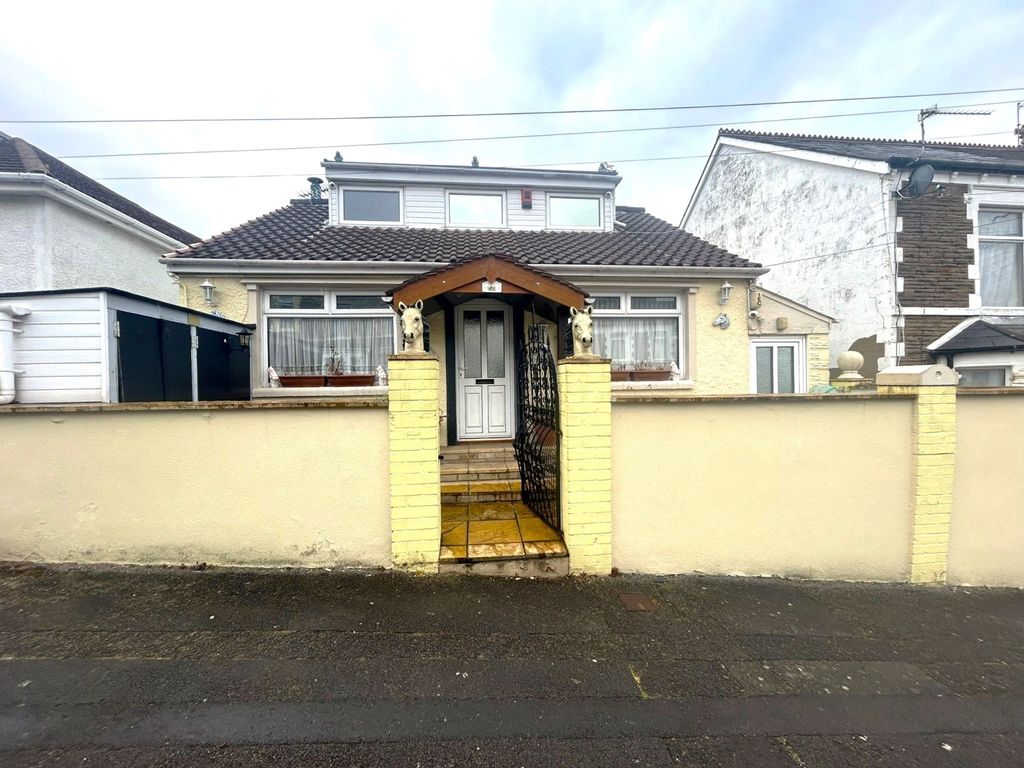 3 bed detached house for sale in Kenilworth Road, Barry CF63, £295,000