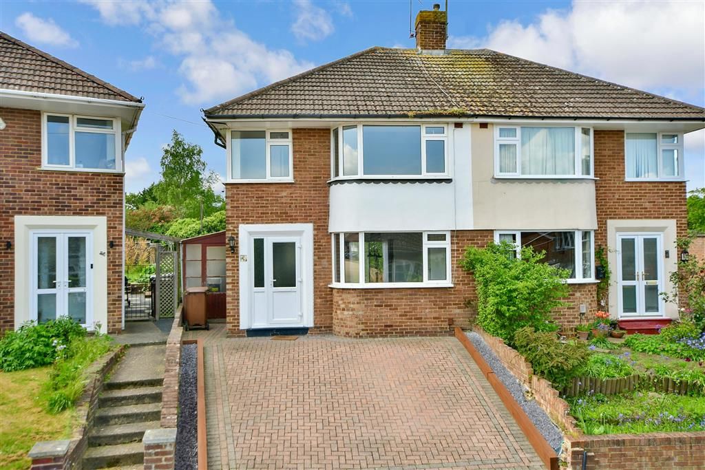 3 bed semidetached house for sale in Northumberland Avenue, Rainham