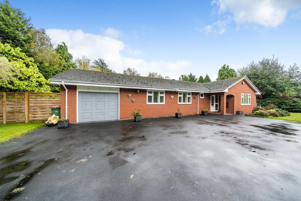 3 bed detached bungalow for sale in Llandrindod Wells, Powys LD1, £