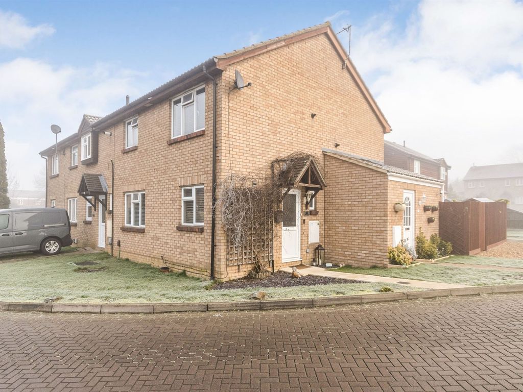2 bed terraced house for sale in Swift Close, Letchworth Garden City