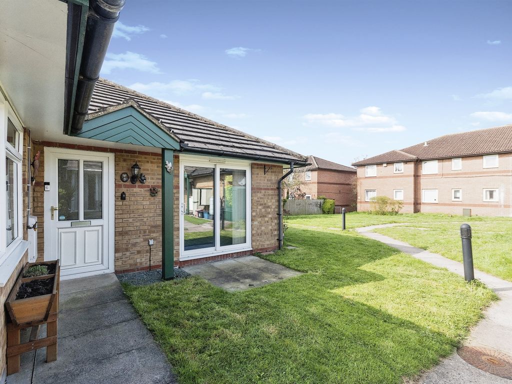 1 bed semidetached bungalow for sale in Bradman Way, Stevenage SG1